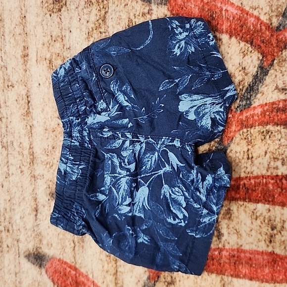 Baby boy Gap shorts - Picture 5 of 9